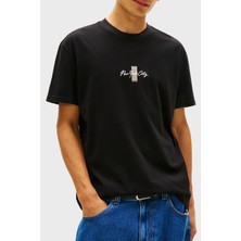 Tommy Jeans % 100 Pamuk Regular Fit Bisiklet Yaka Sırt Detaylı T Shirt Erkek T Shirt DM0DM22532 Bds