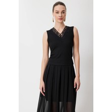 On Triko Dantel Detaylı V Yaka Bluz 71420