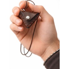 Herşey Nota Kahverengi Deri Muska Cevşen Unisex Kolye – Çıtçıtlı Açılabilen Içi Dolu Kapsül Tasarım