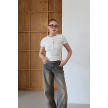 Önü Çıtçıtlı T-Shirt Beyaz