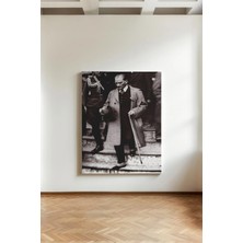Kanvaspera Gazi Mustafa Kemal Atatürk Merdivenlerden Inerken – Kanvas Tablo – Tarihsel Fotoğraf Duvar Dekorasyonu