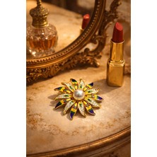 Göksunun İzi Renkli Çiçek Taşlı Inci Detaylı Altın Kaplama Metal Broş Kadın Yaka Aksesuarı