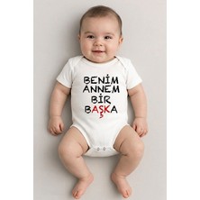 Sedirli Beyaz Kısa Kol Benim Annem Bir Başka Temalı Baskılı Bebek Zıbın Bisiklet Yaka Unisex Body %100 Pamuk