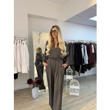 Gülten Akgün V Yaka Beyaz Dikiş Detaylı Kemerli Gri Takım