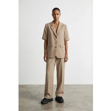 Kısa Kollu Sırt Detaylı Bej Ceket