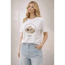 Şapka Baskı Detaylı Beyaz T-Shirt