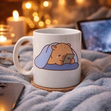 Dukkanıum Uyuyan Kapibara Tasarımlı Porselen Kupa Model 104 – Telefonlu Sevimli Desen , Kahve &amp; Çay Kupası , Hediye Fikri