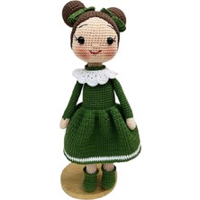 Kahverengi Saçlı Koyu Yeşil Elbiseli Sude Bebek Amigurumi Organik Oyuncak