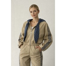 by Eylül Ertürk Fular Detaylı Kısa Bej Ceket