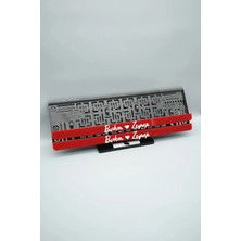 Pi Dekorasyon El Yazı Fontlu Kalpli Kırmızı Beyaz Çiftlere Özel Isimli Pleksi Araba Plakalığı