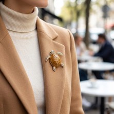 Museum Of You Kaplumbağa Figürlü Broş Taş Detaylı Şık ve Modern Kadın Takı Aksesuarı