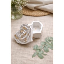 Lavinyum Gold Detaylı Çiçek Kapaklı Takı Kutusu – Dekoratif Mücevher & Yüzük Saklama Kutusu