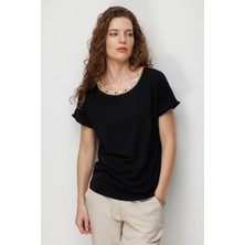 Desen Triko Kadın Sıfır Yaka Yakası Hasır Aksesuarlı Penye T-Shirt 26819 Siyah