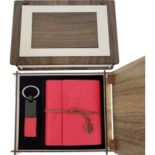 Selfbuysell Özel Ahşap Kutulu Kırmızı Deri Defter ve Anahtarlık Seti