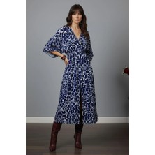Modanı Seç Kadın Lacivert Desenli Bürümcük Kumaş Kruvaze Yaka Yarasa Kol Önden Yırtmaçlı Uzun Midi Elbise