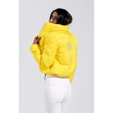 Modanı Seç Sarı Sırtı Taş Baskılı Dik Yaka Kısa Şişme Mont