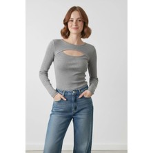 Modanı Seç Kadın Melanj Gri Pamuklu Kaşkorse Pencere Yaka Cut Out Detaylı Slim Fit Esnek Bluz