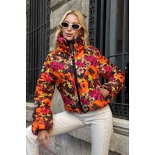 Modanı Seç Turuncu Dik Yaka Çiçekli Kısa Şişme Mont