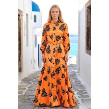 Modanı Seç Turuncu Hakim Yaka Çiçekli Etekleri Volanlı Saten Uzun Elbise