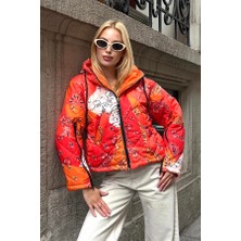 Modanı Seç Turuncu Desenli Kapüşonlu Kolları Fermuarlı Kısa Şişme Mont