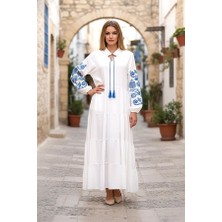 Modanı Seç Beyaz Sıfır Yaka Püskül Bağcıklı Kolları Nakışlı Eteği Kat Kat Uzun Elbise