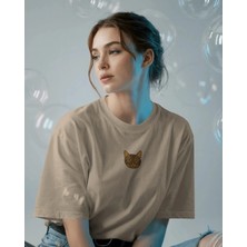 Muhtar Store Kadın Tekir Kedi Baskılı Oversize Tişört – Minimal Tabby Cat Tasarım