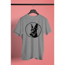 Darkhane Doberman Bakışı - Köpek Baskılı Unisex Gri Tişört - T-Shirt UT006