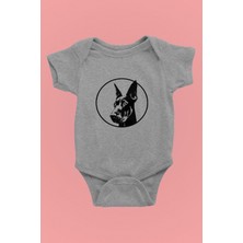 Darkhane Doberman Bakışı - Köpek Baskılı Unisex Gri Bebek Body - Zıbın BB006