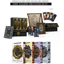 Braventa Collection Medusa’nın Ölü Kumları Serisi 4 Kitap Takım - Hediyeli Yan Boyamalı Mıknatıslı Kutu (Ciltli)