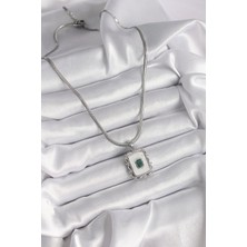 VeraGlobe Buğz 316L Çelik Gümüş Renk Italyan Zincir Beyaz Sedefli Kare Portre Model Zümrüt Taş Detay Kadın Kolye - Buğz