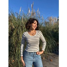 Ergün Collection V Yaka Çizgili Bluz Beyaz