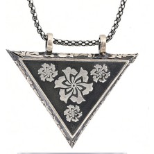 Noip 925 Ayar Gümüş Üçgen Içi Açılabilen Çiçek Muskalık Gümüş Kolye T6011 (1204)