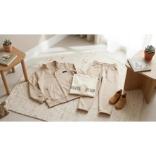 Mutlu Bebe Erkek Çocuk Bej 3’lü Takım – Fermuarlı Sweatshirt, Baskılı Tişört ve Eşofman Altı Kombin