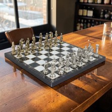 Elifeshop Lüks Metal Satranç Takımı Krom Kaplama Osmanlı Vs Bizans Orduları – Siyah Mermer Desenli Tahta 20 cm