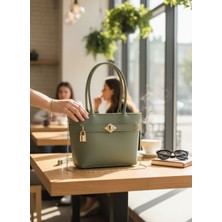 ROYAL LADYS Kadın Omuz Çantası Zincir Detaylı – Astarlı, Çıtçıt Kapamalı,günlük Çanta