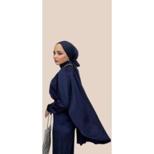 Fushya Zarif Pelerin Detaylı Saten Tesettür Abiye Takım – Kemerli Şık Tasarım