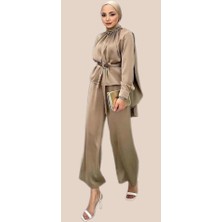 Fushya Zarif Pelerin Detaylı Saten Tesettür Abiye Takım – Kemerli Şık Tasarım