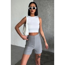 Zarif ve Şıklığı Bir Arada Sunan Yüksek Bel Krep Esnek Çimalı Çizgili Şort Gri ( Lisinya )