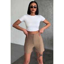 Zarif ve Şıklığı Bir Arada Sunan Yüksek Bel Krep Esnek Çimalı Çizgili Şort Bej ( Lisinya )