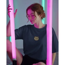 Muhtar Store Uzun Tüylü Kedi Baskılı Kadın Oversize Tişört – Minimal Fluffy Cat Tasarım