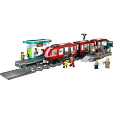 Skygo City Şehir Merkezi Tramvay Istasyonu 60423-7 Yaş ve Üzeri Kız ve Erkek Çocuklar Için 6 Minifigür ve 1 Yardımcı Köpek Figürü Içeren Araç Yapım Seti, Doğum Günü Hediyesi Fikri (811 Parça)