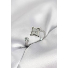 Gümüş Renk Köşeli Yonca Model Zirkon Taşlı Kadın Yüzük - Lisinya