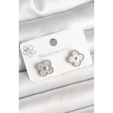 Pirinç Gümüş Renk Işlemeli Yonca Model Kadın Küpe - Lisinya