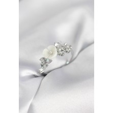 Gümüş Renk Pirinç Çiçek Model Zirkon Taşlı Kadın Yüzük - Lisinya