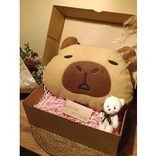 Paganca Kutulu Hediye Seti / Capybara Yastık 30CM ve Ayıcık Anahtarlık