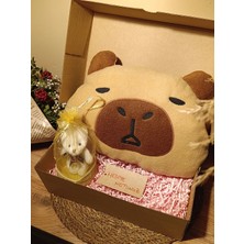 Paganca Kutulu Hediye Seti / Capybara Yastık 30CM, Ayıcık Anahtarlık ve Kalp Şeklinde Tüllü Kutu