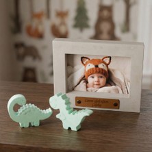 Miaju Hoş Geldin Bebeğim Hediyesi, Isim ve Not Yazılabilen 15X10 Resim Çerçevesi, Dinazor Detaylı Özel Set