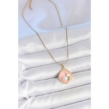 Alvo Store Buğz 316L Çelik Gold Renk Zincir Pembe Mineli Incili Çiçek Işlemeli Portre Model Kadın Kolye - Buğz