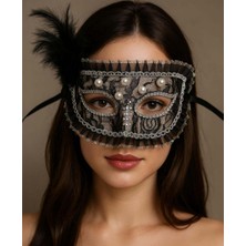 İsmiyle Al Siyah Renk Yandan Tüylü Inci Işlemeli Taşlı Dantelli Parti Maskesi 17X12 cm