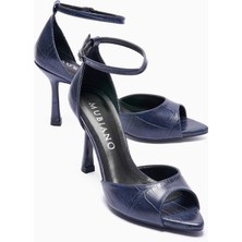 Mubiano Kadın Stiletto Sivri Burun Kroko Desenli Bilekten Bantlı Topuklu Ayakkabı Valeria Lacivert